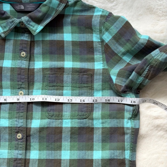 The North Face Women’s Fitted Plaid Cotton Roll-Tab Button Down Shirt - Picture 14 of 16